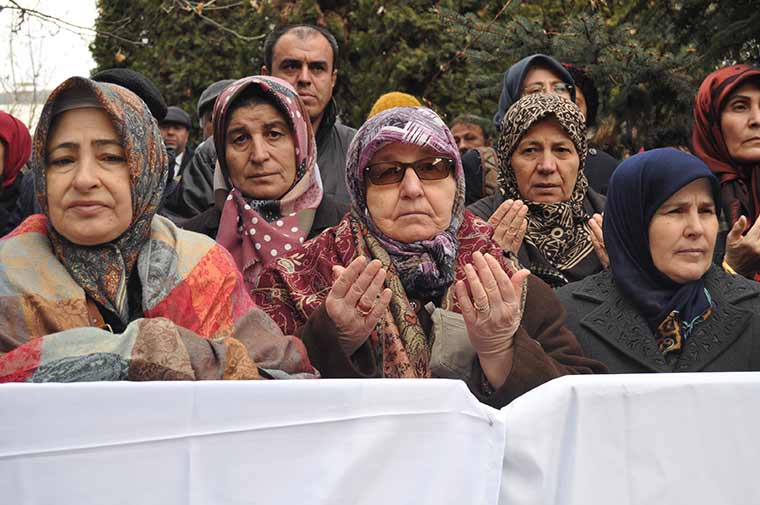 Diyarbakır'da dünkü hain saldırıda şehit olan polis memuru Eskişehirli Ali Sevim, kılınan cenaze namazının ardından son yolcuğuna uğurlandı.