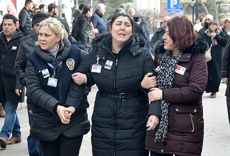 Diyarbakır'da dünkü hain saldırıda şehit olan polis memuru Eskişehirli Ali Sevim, kılınan cenaze namazının ardından son yolcuğuna uğurlandı.