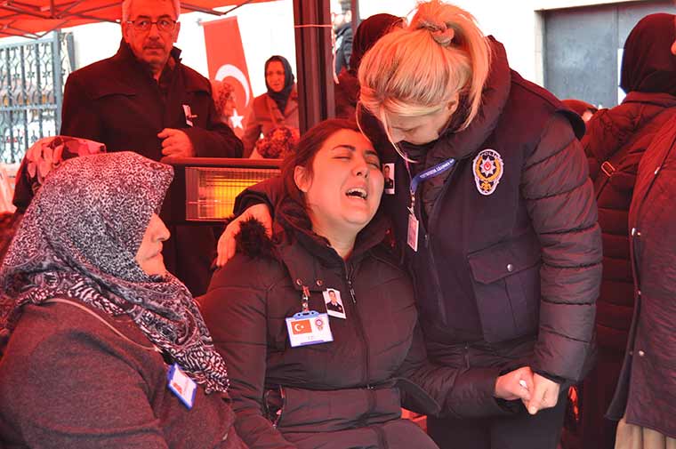 Diyarbakır'da dünkü hain saldırıda şehit olan polis memuru Eskişehirli Ali Sevim, kılınan cenaze namazının ardından son yolcuğuna uğurlandı.