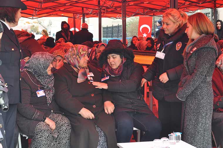 Diyarbakır'da dünkü hain saldırıda şehit olan polis memuru Eskişehirli Ali Sevim, kılınan cenaze namazının ardından son yolcuğuna uğurlandı.