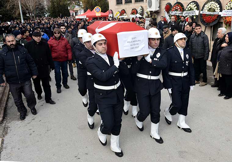 Diyarbakır'da dünkü hain saldırıda şehit olan polis memuru Eskişehirli Ali Sevim, kılınan cenaze namazının ardından son yolcuğuna uğurlandı.