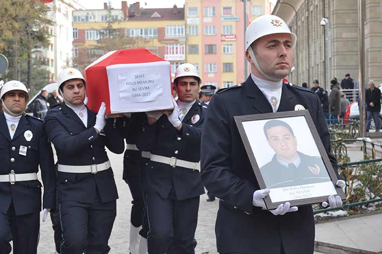 Diyarbakır'da dünkü hain saldırıda şehit olan polis memuru Eskişehirli Ali Sevim, kılınan cenaze namazının ardından son yolcuğuna uğurlandı.