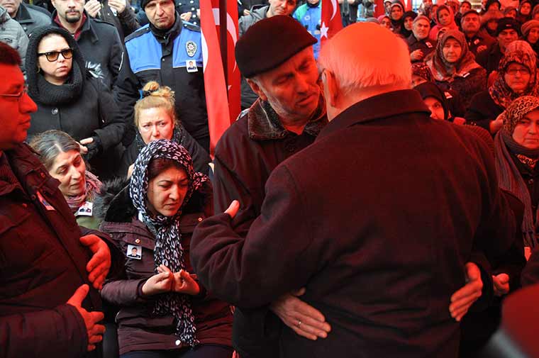 Diyarbakır'da dünkü hain saldırıda şehit olan polis memuru Eskişehirli Ali Sevim, kılınan cenaze namazının ardından son yolcuğuna uğurlandı.