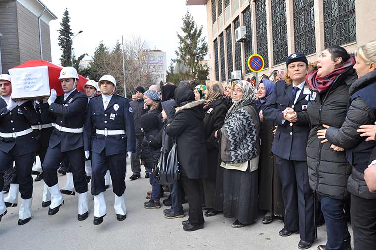 Diyarbakır'da dünkü hain saldırıda şehit olan polis memuru Eskişehirli Ali Sevim, kılınan cenaze namazının ardından son yolcuğuna uğurlandı.