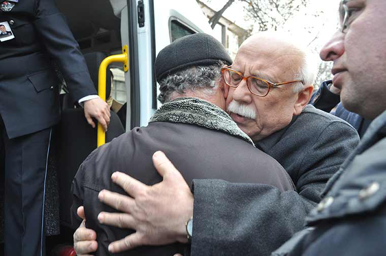 Diyarbakır'da dünkü hain saldırıda şehit olan polis memuru Eskişehirli Ali Sevim, kılınan cenaze namazının ardından son yolcuğuna uğurlandı.