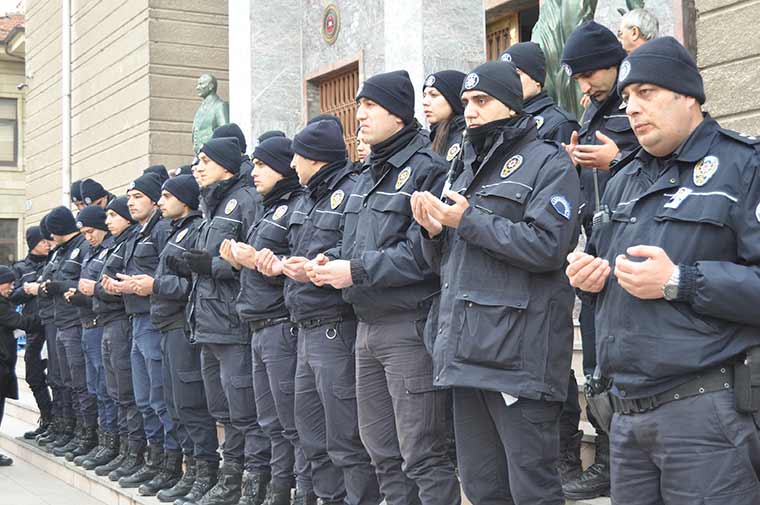 Diyarbakır'da dünkü hain saldırıda şehit olan polis memuru Eskişehirli Ali Sevim, kılınan cenaze namazının ardından son yolcuğuna uğurlandı.