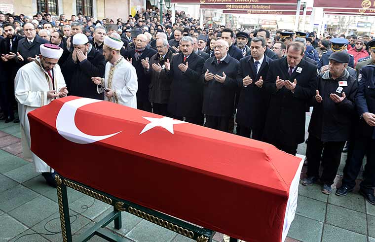 Diyarbakır'da dünkü hain saldırıda şehit olan polis memuru Eskişehirli Ali Sevim, kılınan cenaze namazının ardından son yolcuğuna uğurlandı.