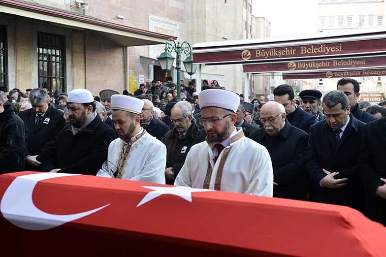 Diyarbakır'da dünkü hain saldırıda şehit olan polis memuru Eskişehirli Ali Sevim, kılınan cenaze namazının ardından son yolcuğuna uğurlandı.