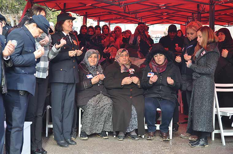 Diyarbakır'da dünkü hain saldırıda şehit olan polis memuru Eskişehirli Ali Sevim, kılınan cenaze namazının ardından son yolcuğuna uğurlandı.