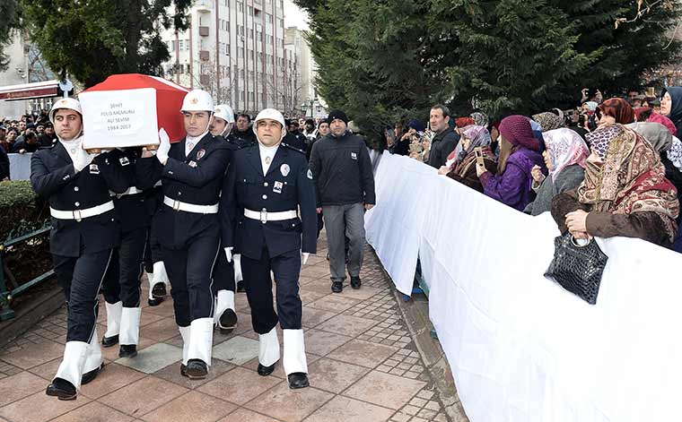 Diyarbakır'da dünkü hain saldırıda şehit olan polis memuru Eskişehirli Ali Sevim, kılınan cenaze namazının ardından son yolcuğuna uğurlandı.