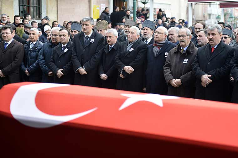 Diyarbakır'da dünkü hain saldırıda şehit olan polis memuru Eskişehirli Ali Sevim, kılınan cenaze namazının ardından son yolcuğuna uğurlandı.