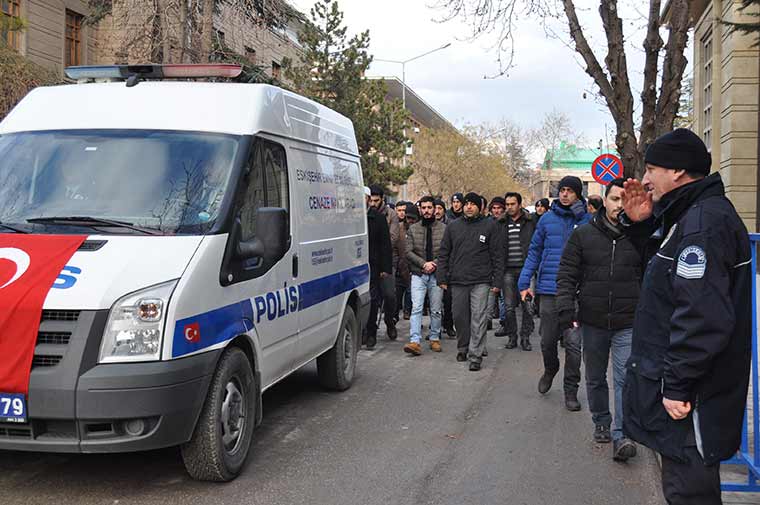 Diyarbakır'da dünkü hain saldırıda şehit olan polis memuru Eskişehirli Ali Sevim, kılınan cenaze namazının ardından son yolcuğuna uğurlandı.