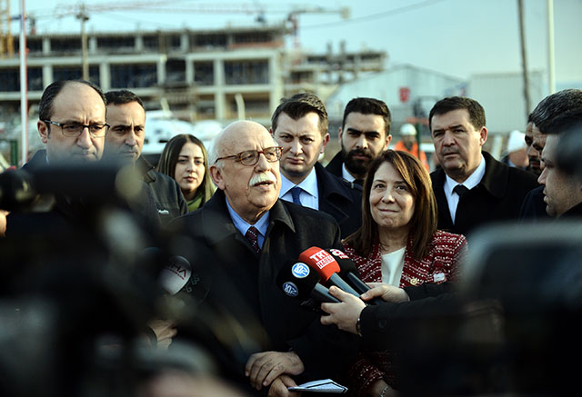 Kültür ve Turizm Bakanı Prof. Dr. Nabi Avcı, Eskişehir'de yapımı devam eden bin 81 yataklı şehir hastanesinin inşaatını inceleyerek, bilgi aldı. 