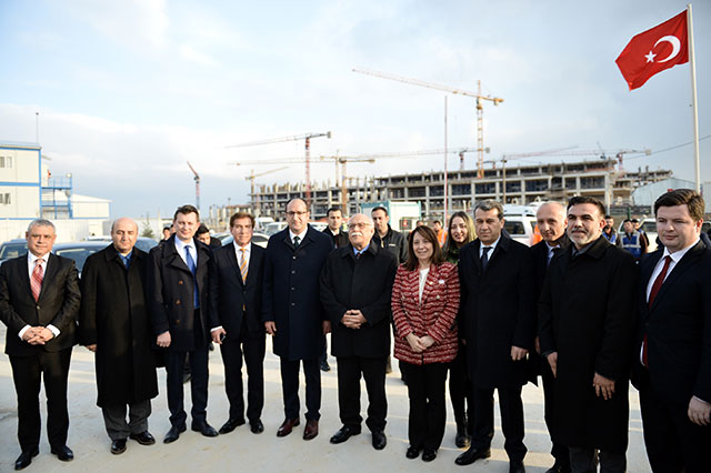 Kültür ve Turizm Bakanı Prof. Dr. Nabi Avcı, Eskişehir'de yapımı devam eden bin 81 yataklı şehir hastanesinin inşaatını inceleyerek, bilgi aldı. 