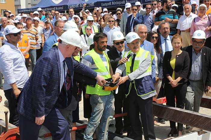 Önceki gün çöplerden elektrik enerjisi üretim tesisini görkemli bir törenle hizmete açan Büyükşehir Belediyesi bugün de Şehir Hastanesi ile 75. Yıl ve Sultandere Mahallelerine gidecek olan tramvay hattının yapımına başladı.