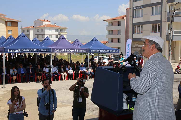 Önceki gün çöplerden elektrik enerjisi üretim tesisini görkemli bir törenle hizmete açan Büyükşehir Belediyesi bugün de Şehir Hastanesi ile 75. Yıl ve Sultandere Mahallelerine gidecek olan tramvay hattının yapımına başladı.