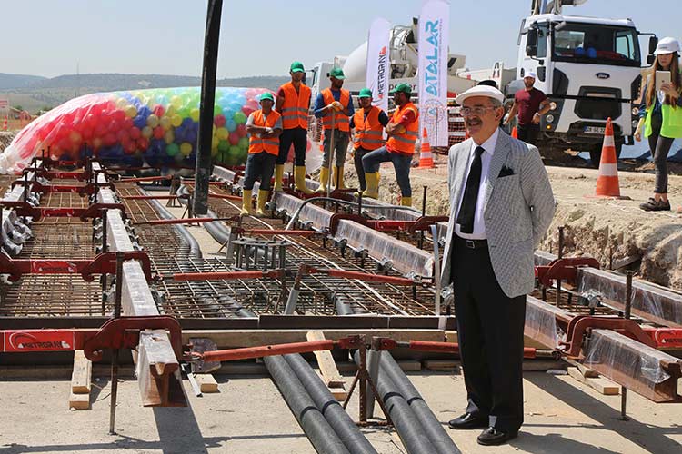 Önceki gün çöplerden elektrik enerjisi üretim tesisini görkemli bir törenle hizmete açan Büyükşehir Belediyesi bugün de Şehir Hastanesi ile 75. Yıl ve Sultandere Mahallelerine gidecek olan tramvay hattının yapımına başladı.