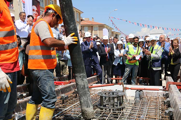 Önceki gün çöplerden elektrik enerjisi üretim tesisini görkemli bir törenle hizmete açan Büyükşehir Belediyesi bugün de Şehir Hastanesi ile 75. Yıl ve Sultandere Mahallelerine gidecek olan tramvay hattının yapımına başladı.