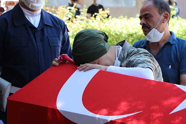 Mersin’in Mut ilçesinde otobüsün şarampole devrilmesi sonucu meydana gelen trafik kazasında yaralanan ve kaldırıldığı hastanede bir ay sonra hayatını kaybeden şehit Eskişehirli Cihat Şengil, gözyaşları içinde son yolculuğuna uğurlandı. Minik Ecrin Nisa babasını arkadaşı ile birlikle selamlayarak uğurlarken, acılı anne de cenaze törenine şehit eşinin kamuflajını giyerek katıldı