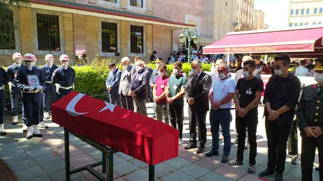 Mersin’in Mut ilçesinde otobüsün şarampole devrilmesi sonucu meydana gelen trafik kazasında yaralanan ve kaldırıldığı hastanede bir ay sonra hayatını kaybeden şehit Eskişehirli Cihat Şengil, gözyaşları içinde son yolculuğuna uğurlandı. Minik Ecrin Nisa babasını arkadaşı ile birlikle selamlayarak uğurlarken, acılı anne de cenaze törenine şehit eşinin kamuflajını giyerek katıldı