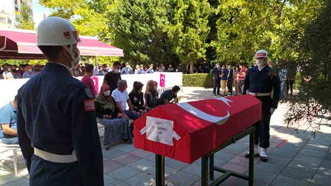 Burada şehidin babası Adem Şengil, annesi Neriman Şengil, eşi Şeyda Şengil taziyeleri kabul etti. 