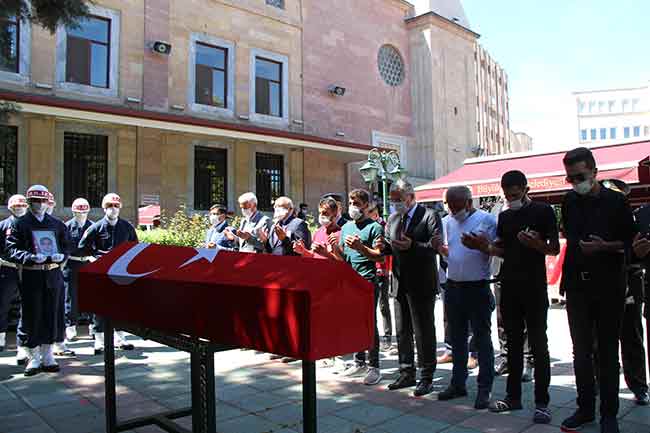 İl Müftüsü Bekir Gerek tarafından kıldırılan cenaze namazının ardından şehit Karaca’nın cenazesi tekbirlerle top aracına getirildi. Ardından cenaze aracına alınan şehidin naaşı, toprağa verileceği Hava Şehitliğine gözyaşları arasında uğurlandı.