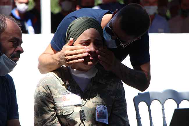 Şehit eşi Şeyda Şengil da cenaze törenine eşinin kamuflajını giyerek katıldı. Cenaze boyunca gözyaşlarına hakim olamayan Şeyda Şengil ayakta durmakta güçlük çekerken, eşinin tabutuna sarılarak son yolculuğuna uğurladı.