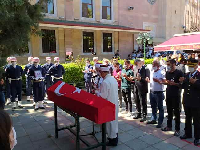 Cenaze törenine; Eskişehir Valisi Erol Ayyıldız, Eskişehir CHP Milletvekili Utku Çakırözer, MHP Milletvekili Nurullah Sazak, Odunpazarı Belediye Başkanı Kazım Kurt, Tepebaşı Belediye Başkanı Ahmet Ataç, Eskişehir Emniyet Müdürü Engin Dinç, askeri erkan ve sevenleri katıldı.