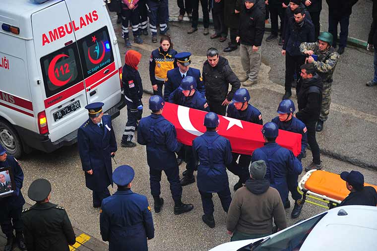 Fırat Kalkanı Operasyonu kapsamında El -Bab'ta şehit düşen Bordo Bereli Binbaşı Bülent Albayrak memleketi Bursa’nın Orhangazi ilçesinde son yolculuğuna uğurlandı. Şehit binbaşının cenaze törenine Milli Savunma Bakanı Fikri Işık ve Eski İçişleri Bakanı Efkan Ala ve binlerce kişi katıldı. 