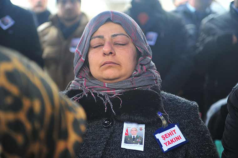 Fırat Kalkanı Operasyonu kapsamında El -Bab'ta şehit düşen Bordo Bereli Binbaşı Bülent Albayrak memleketi Bursa’nın Orhangazi ilçesinde son yolculuğuna uğurlandı. Şehit binbaşının cenaze törenine Milli Savunma Bakanı Fikri Işık ve Eski İçişleri Bakanı Efkan Ala ve binlerce kişi katıldı. 