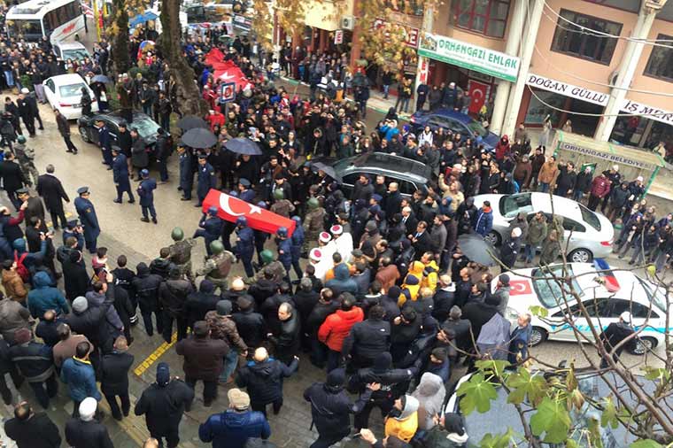 Fırat Kalkanı Operasyonu kapsamında El -Bab'ta şehit düşen Bordo Bereli Binbaşı Bülent Albayrak memleketi Bursa’nın Orhangazi ilçesinde son yolculuğuna uğurlandı. Şehit binbaşının cenaze törenine Milli Savunma Bakanı Fikri Işık ve Eski İçişleri Bakanı Efkan Ala ve binlerce kişi katıldı. 