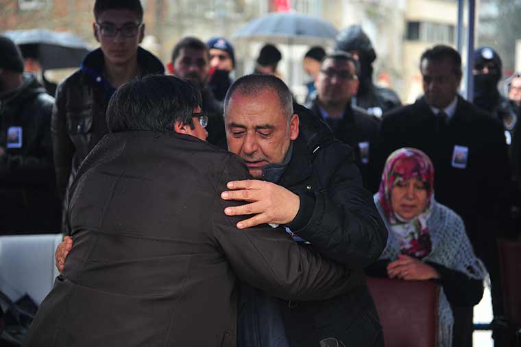 Fırat Kalkanı Operasyonu kapsamında El -Bab'ta şehit düşen Bordo Bereli Binbaşı Bülent Albayrak memleketi Bursa’nın Orhangazi ilçesinde son yolculuğuna uğurlandı. Şehit binbaşının cenaze törenine Milli Savunma Bakanı Fikri Işık ve Eski İçişleri Bakanı Efkan Ala ve binlerce kişi katıldı. 