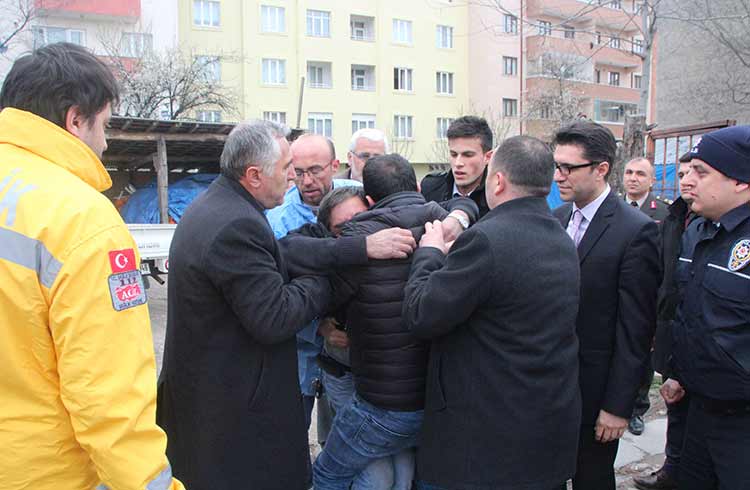 Mardin’in Nusaybin ilçesinde bölücü terör örgütü mensupları tarafından açılan ateş sonucunda şehit olan Kazım Esmer’in Söğüt’te bulunan baba ocağına acı haber ulaştı.