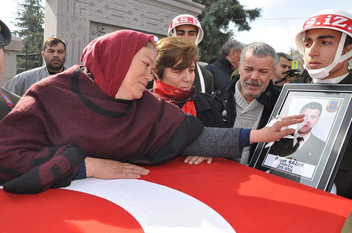 Şırnak'ta operasyon sırasında kayalıklardan düşerek ağır yaralanan ve 10 gündür tedavi gördüğü hastanede şehit olan Jandarma Uzman Çavuş Aykut Kazar, memleketi Konya'nın Akşehir ilçesinde son yolculuğuna uğurlandı.