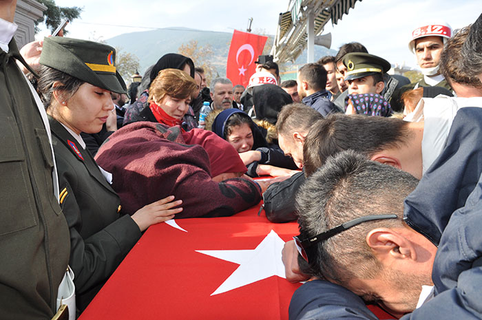 Şırnak'ta operasyon sırasında kayalıklardan düşerek ağır yaralanan ve 10 gündür tedavi gördüğü hastanede şehit olan Jandarma Uzman Çavuş Aykut Kazar, memleketi Konya'nın Akşehir ilçesinde son yolculuğuna uğurlandı.