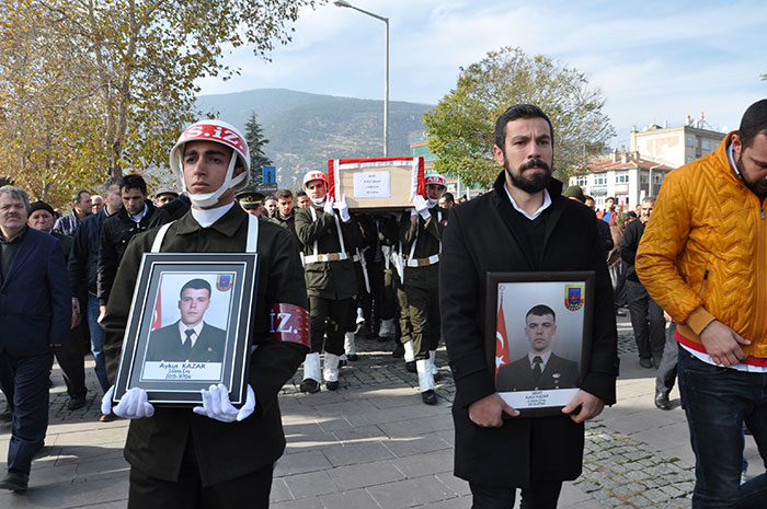 Şırnak'ta operasyon sırasında kayalıklardan düşerek ağır yaralanan ve 10 gündür tedavi gördüğü hastanede şehit olan Jandarma Uzman Çavuş Aykut Kazar, memleketi Konya'nın Akşehir ilçesinde son yolculuğuna uğurlandı.