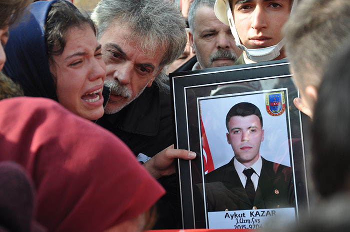 Şırnak'ta operasyon sırasında kayalıklardan düşerek ağır yaralanan ve 10 gündür tedavi gördüğü hastanede şehit olan Jandarma Uzman Çavuş Aykut Kazar, memleketi Konya'nın Akşehir ilçesinde son yolculuğuna uğurlandı.