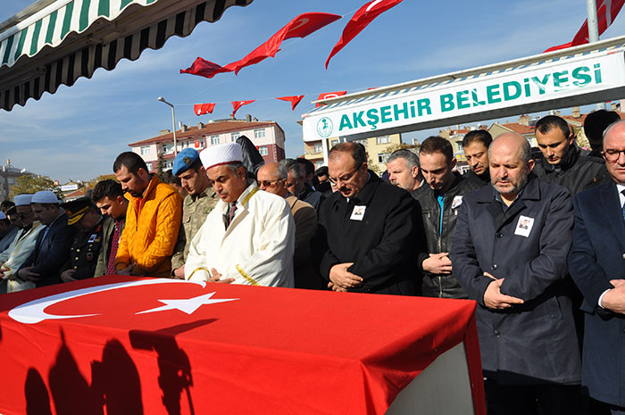 Şırnak'ta operasyon sırasında kayalıklardan düşerek ağır yaralanan ve 10 gündür tedavi gördüğü hastanede şehit olan Jandarma Uzman Çavuş Aykut Kazar, memleketi Konya'nın Akşehir ilçesinde son yolculuğuna uğurlandı.