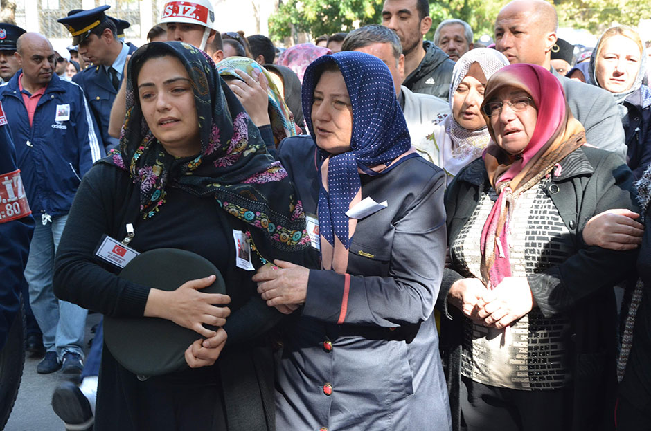 Hakkari’nin Çukurca ilçesinde PKK'lı teröristlerle çıkan çatışmada şehit düşen 26 yaşındaki piyade uzman çavuş Murat Özer’in, al bayrağa sarılı tabutunun başında nöbet tutan bir askerin gözlerinden süzülen yaşlar yürekleri dağladı.