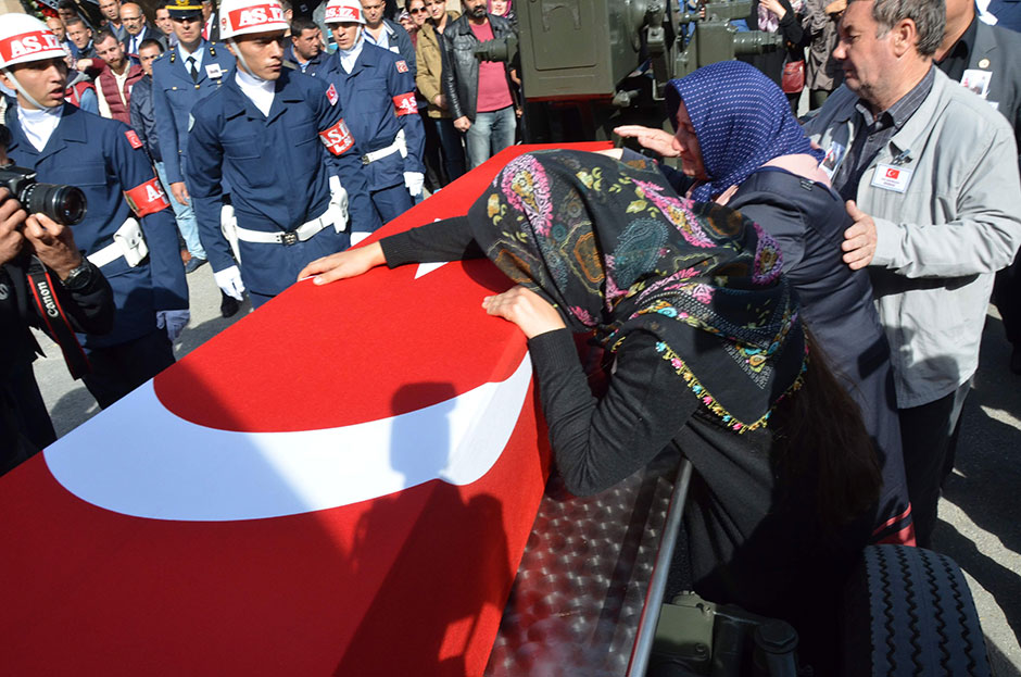 Hakkari’nin Çukurca ilçesinde PKK'lı teröristlerle çıkan çatışmada şehit düşen 26 yaşındaki piyade uzman çavuş Murat Özer’in, al bayrağa sarılı tabutunun başında nöbet tutan bir askerin gözlerinden süzülen yaşlar yürekleri dağladı.