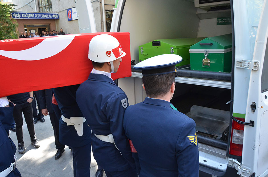 Hakkari’nin Çukurca ilçesinde PKK'lı teröristlerle çıkan çatışmada şehit düşen 26 yaşındaki piyade uzman çavuş Murat Özer’in, al bayrağa sarılı tabutunun başında nöbet tutan bir askerin gözlerinden süzülen yaşlar yürekleri dağladı.