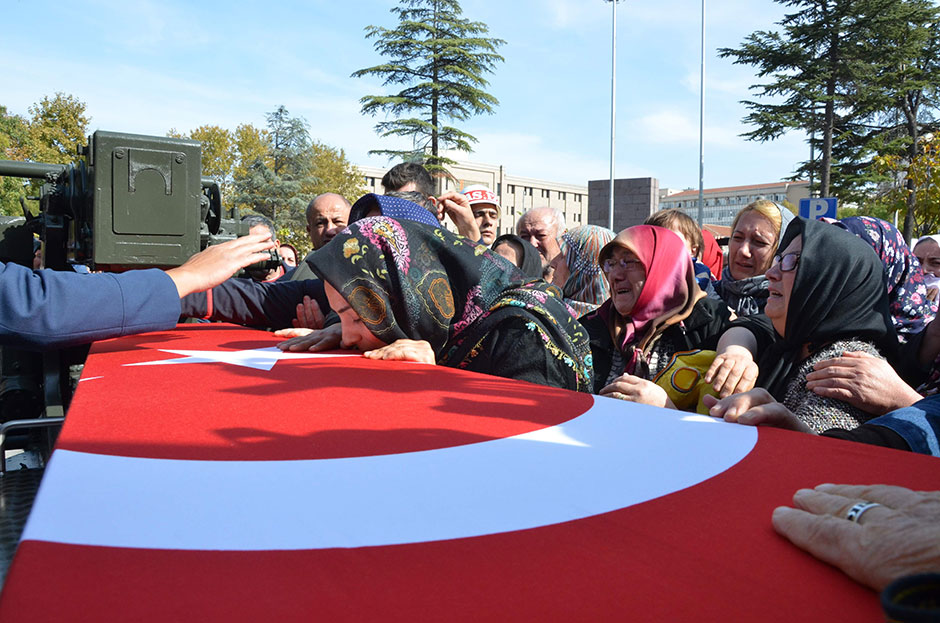 Hakkari’nin Çukurca ilçesinde PKK'lı teröristlerle çıkan çatışmada şehit düşen 26 yaşındaki piyade uzman çavuş Murat Özer’in, al bayrağa sarılı tabutunun başında nöbet tutan bir askerin gözlerinden süzülen yaşlar yürekleri dağladı.