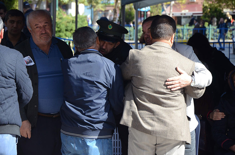 Hakkari’nin Çukurca ilçesinde PKK'lı teröristlerle çıkan çatışmada şehit düşen 26 yaşındaki piyade uzman çavuş Murat Özer’in, al bayrağa sarılı tabutunun başında nöbet tutan bir askerin gözlerinden süzülen yaşlar yürekleri dağladı.