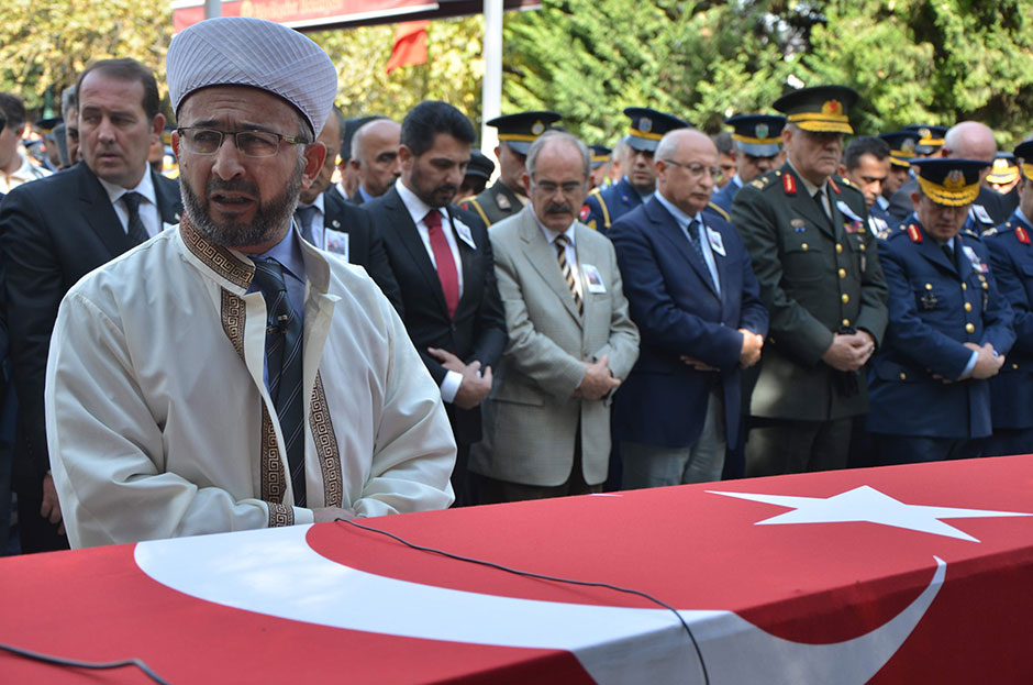 Hakkari’nin Çukurca ilçesinde PKK'lı teröristlerle çıkan çatışmada şehit düşen 26 yaşındaki piyade uzman çavuş Murat Özer’in, al bayrağa sarılı tabutunun başında nöbet tutan bir askerin gözlerinden süzülen yaşlar yürekleri dağladı.