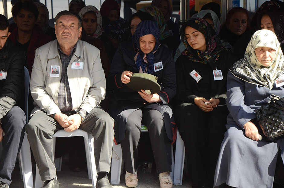 Hakkari’nin Çukurca ilçesinde PKK'lı teröristlerle çıkan çatışmada şehit düşen 26 yaşındaki piyade uzman çavuş Murat Özer’in, al bayrağa sarılı tabutunun başında nöbet tutan bir askerin gözlerinden süzülen yaşlar yürekleri dağladı.