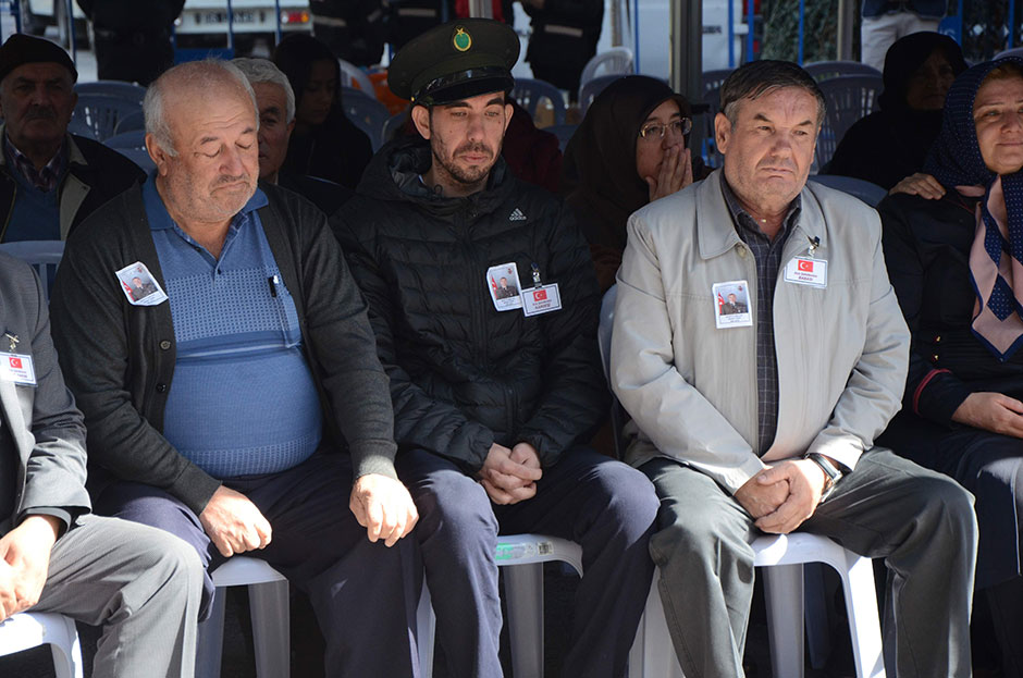 Hakkari’nin Çukurca ilçesinde PKK'lı teröristlerle çıkan çatışmada şehit düşen 26 yaşındaki piyade uzman çavuş Murat Özer’in, al bayrağa sarılı tabutunun başında nöbet tutan bir askerin gözlerinden süzülen yaşlar yürekleri dağladı.