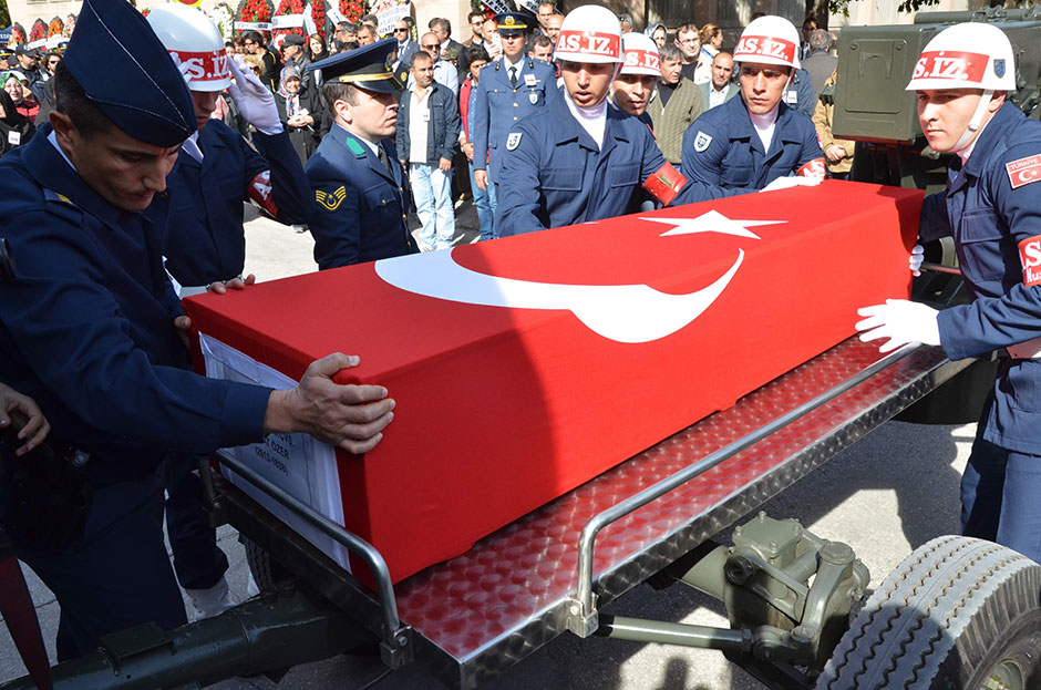 Hakkari’nin Çukurca ilçesinde PKK'lı teröristlerle çıkan çatışmada şehit düşen 26 yaşındaki piyade uzman çavuş Murat Özer’in, al bayrağa sarılı tabutunun başında nöbet tutan bir askerin gözlerinden süzülen yaşlar yürekleri dağladı.