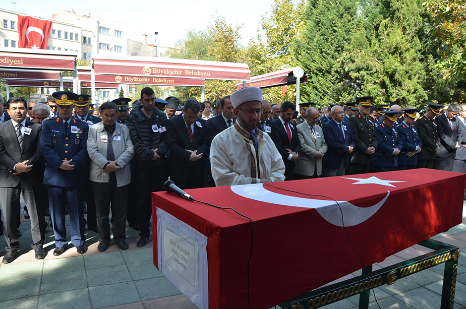 Hakkari’nin Çukurca ilçesinde PKK'lı teröristlerle çıkan çatışmada şehit düşen 26 yaşındaki piyade uzman çavuş Murat Özer’in, al bayrağa sarılı tabutunun başında nöbet tutan bir askerin gözlerinden süzülen yaşlar yürekleri dağladı.