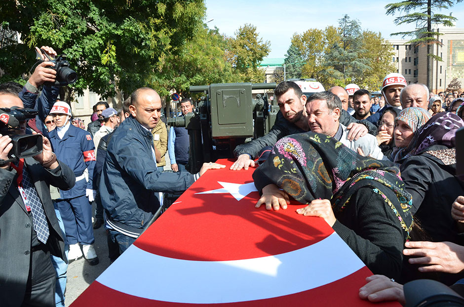 Hakkari’nin Çukurca ilçesinde PKK'lı teröristlerle çıkan çatışmada şehit düşen 26 yaşındaki piyade uzman çavuş Murat Özer’in, al bayrağa sarılı tabutunun başında nöbet tutan bir askerin gözlerinden süzülen yaşlar yürekleri dağladı.