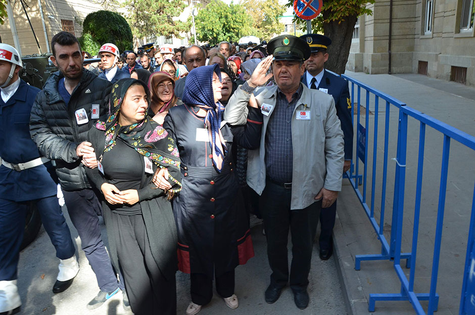 Hakkari’nin Çukurca ilçesinde PKK'lı teröristlerle çıkan çatışmada şehit düşen 26 yaşındaki piyade uzman çavuş Murat Özer’in, al bayrağa sarılı tabutunun başında nöbet tutan bir askerin gözlerinden süzülen yaşlar yürekleri dağladı.